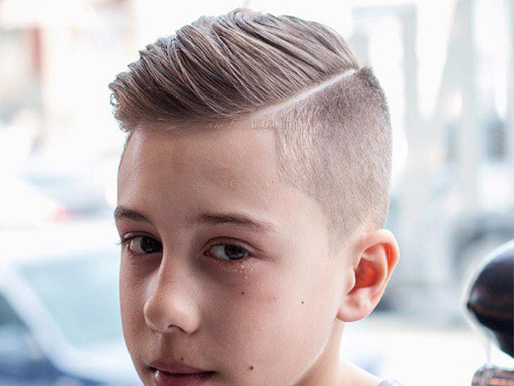Стрижка для подростка мальчика 2024 фото. Причёски для мальчиков. Подростковые прически для мальчиков. Модные подростковые стрижки для мальчиков. Модные причёски для мальчиков 13 лет.